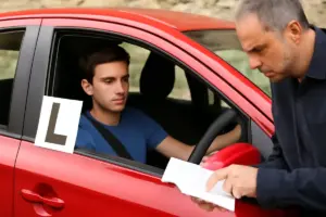 Patente e neopatentati: limiti di potenza e normativa aggiornata spiegati senza giri di parole